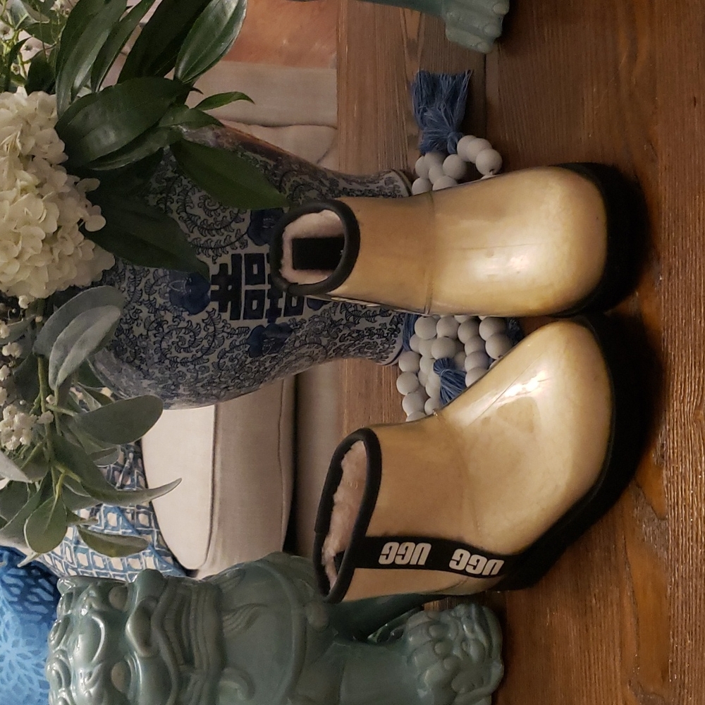 Uggs kid size 2